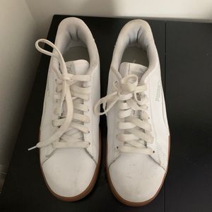White puma sneakers